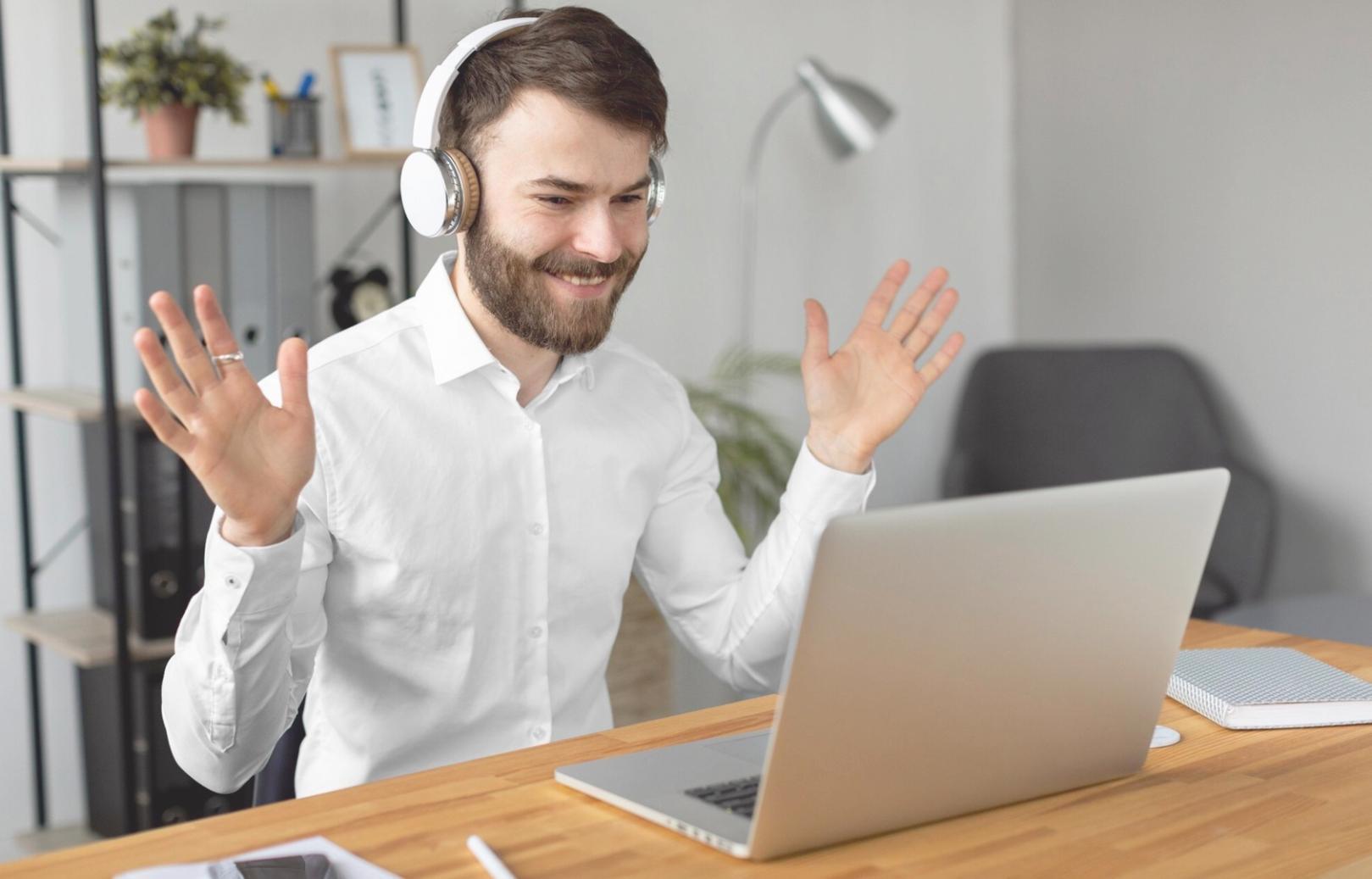 Profesionales trabajando en análisis financiero